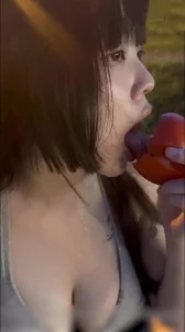 在公共场所直接掀起上衣，扒开内衣，把一对又大又软的巨乳